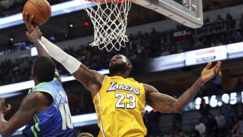 NBA: LeBron James priviedol Lakers k triumfu nad Dallasom