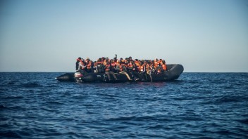 V Stredomorí sa potopila loď s migrantmi, zahynuli prevažne deti