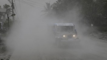 Filipínska sopka chrlí lávu, odborníci varujú pred výbuchom