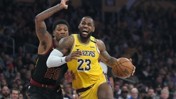 NBA: Lakers ťahajú víťaznú šnúru, James si zahral proti bývalému tímu