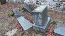 Zistili, kto zničil židovský cintorín na severe Slovenska