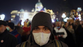 Protestovali s rúškami na tvárach. Srbi žiadajú čisté ovzdušie