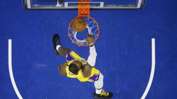 NBA: James tretím najlepším strelcom v histórii, Lakers však podľahli