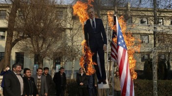 Iránci pália vlajky USA a Izraela, ich výrobca zažíva rozmach