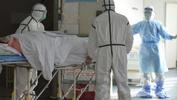 Koronavírus má prvú obeť mimo Číny, prišla z epicentra nákazy