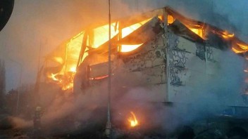 Výrobná hala sa ocitla v plameňoch, povolali desiatky hasičov