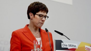 Mala byť nástupkyňou Merkelovej, teraz po fiasku odstupuje