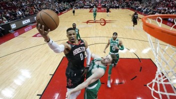 NBA: Houston prerušil víťaznú sériu Bostonu, prispel aj Harden