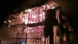 Rodinný dom v Bratislave skončil v plameňoch. Úplne vyhorel
