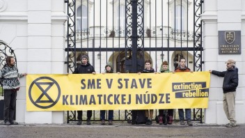 Fotogaléria: Klimatickí aktivisti sa pripútali k bráne úradu vlády