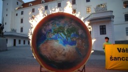 Aktivisti majú odkaz pre vládu, pred Svätoplukom zapálili planétu