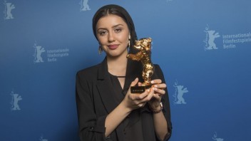 Zlatého medveďa získal film odsúdeného iránskeho režiséra