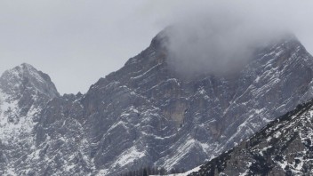 Obeťami pádu masívnej lavíny sú Česi, potvrdilo ministerstvo