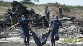 Začína súd o zostrelení MH17, obvinení sú traja Rusi a Ukrajinec