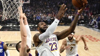 NBA: Lakers ukončili víťaznú šnúru Clippers, tréner chválil Jamesa