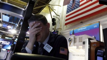 Obchodovanie na Wall Street pre prudký pád dočasne zastavili