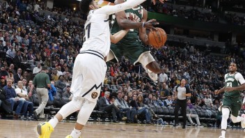 NBA: Milwaukee podľahlo Denveru a prehralo tretí duel v sérii