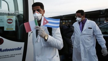 Talianom pomáhajú bojovníci proti ebole aj vojenskí virológovia