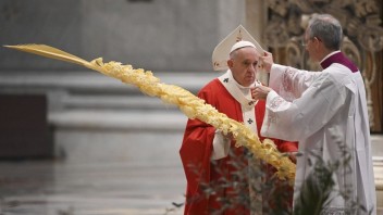 Pápež odslúžil omšu Kvetnej nedele. Veriaci ju mohli sledovať online