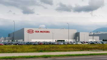 Automobilka KIA obnovila výrobu. Zamestnancom sa to nepáči