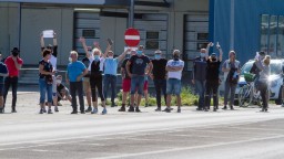 Fotogaléria: Rozhnevaní pendleri protestovali na priechode Berg
