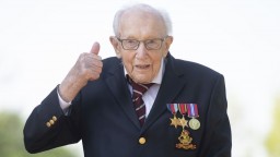99-ročný veterán vyzbieral pre zdravotníkov milióny. Stal sa legendou