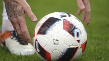 Futbalové súťaže v Európe stoja, v Anglicku i Česku už trénujú