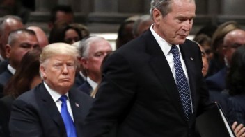 Trump sa cíti ukrivdený, našiel sa v posolstve exprezidenta Busha