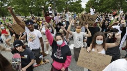 Protesty v USA pokračujú, niekoľkým účastníkom potvrdili nákazu