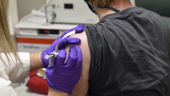Nová vakcína by mala byť globálne dostupná, tvrdí šéf WHO