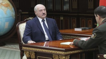Ide len o taktiku? Oponent Lukašenka je podozrivý z prania peňazí