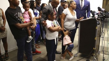 Rodina zabitého Afroameričana vystúpila, žiada radikálnu zmenu