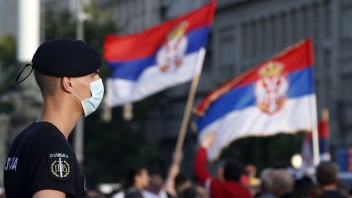 Prvé voľby od začiatku pandémie. Srbsko si volí nový parlament