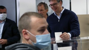 Opozičný bojkot nemal na voľby vplyv, Vučič mieri k víťazstvu