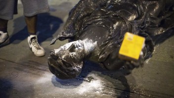 Trump chráni sochy nariadením, ich ničenie nazval vandalizmom