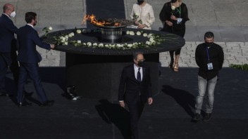 Španieli si uctili obete vírusu, kráľ i premiér mali čierne rúška