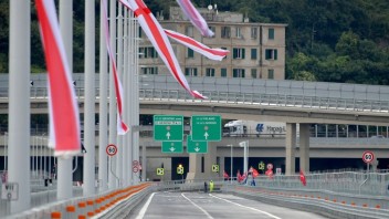 V Janove otvorili dva roky po tragédii nový most. Takto vyzerá