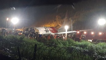 Lietadlo sa pri pristávaní rozlomilo, bolo v ňom takmer 200 ľudí