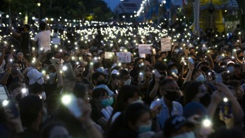 Protesty v Thajsku boli kritikou monarchie, prišli tisíce ľudí