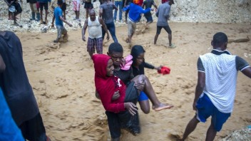 Búrka Laura môže zosilnieť na hurikán, v Karibiku zabíjala