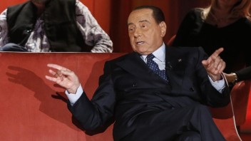 Nakazený Berlusconi má obojstranný zápal pľúc a masku na tvári