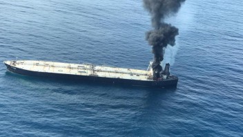 Pri Srí Lanke horí tanker, záchranári sa snažia zabrániť úniku ropy