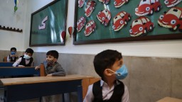 Školský rok v Iráne sa začal, rodičia sa pre pandémiu boja o deti