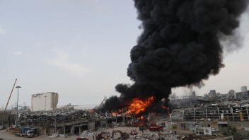 Ďalšia rana.V zničenom bejrútskom prístave vypukol rozsiahly požiar