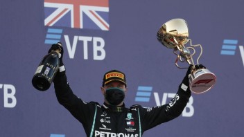 Fín Bottas si z pretekov odniesol Veľkú cenu Ruska