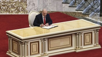 Cichanovskej pomohli a dali peniaze na môj pokyn, tvrdí Lukašenko