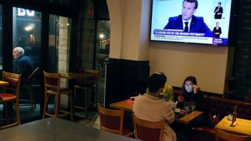 Macron zavedie núdzový stav, nariadil i nočný zákaz vychádzania