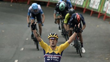 Vuelta odštartovala ešte počas Gira, úvodnú etapu vyhral Roglič
