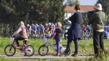 Giro speje do finále, Vuelta čoskoro zavŕši úvodný týždeň