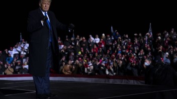 Kampaň pokračuje napriek pandémii, Trump sa stretol s voličmi